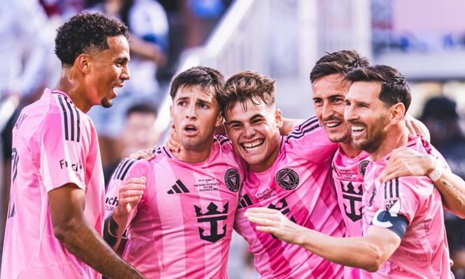 Lionel Messi festeja junto a sus compañeros el primer gol del Inter Miami en la final de la MLS