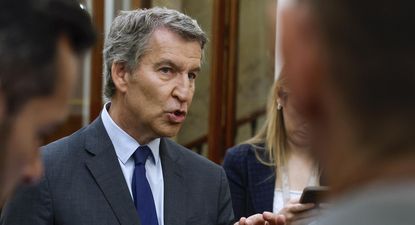 El líder del PP, Alberto Núñez Feijóo atiende a los medios tras la sesión de control al Gobierno celebrada este miércoles en el Congreso.