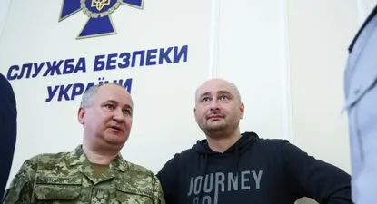 Arkady Bábchenko junto al jefe del Servicio de Seguridad de Ucrania, Vasiliy Gritsak
