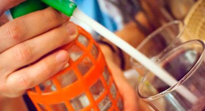 el sifon, la soda de verdad: una tradicion que no se pierde
