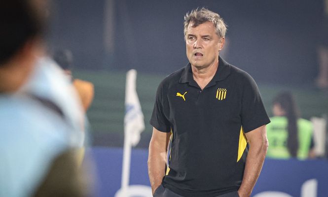 Diego Aguirre tras arrancar el año campeón con Peñarol: su crítica a la organización, la preocupación por las lesiones y el secreto bien guardado de la línea de tres