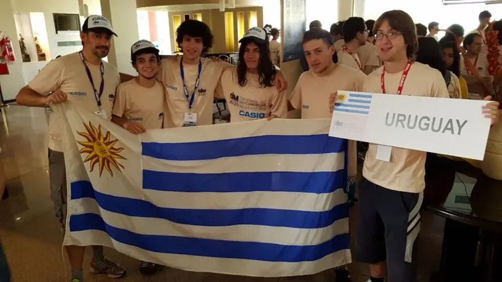 Tutor de los jóvenes y los cuatro jóvenes ganadores, de izquierda a derecha