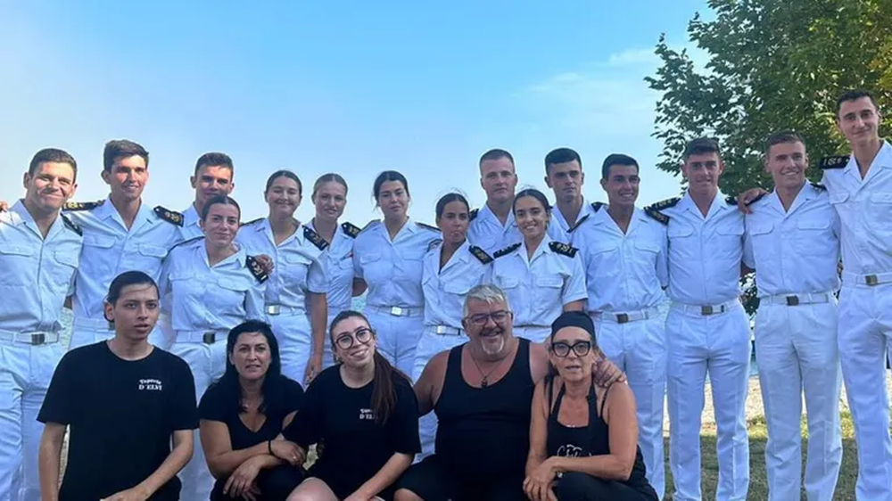 La princesa Leonor en un restaurante del puerto de Meira junto a sus compañeros de promoción