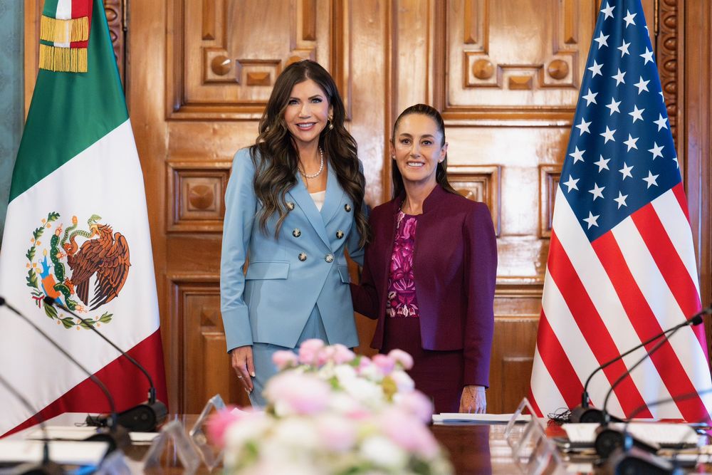 Noem se reunió con Sheinbaum en el Palacio Nacional de México