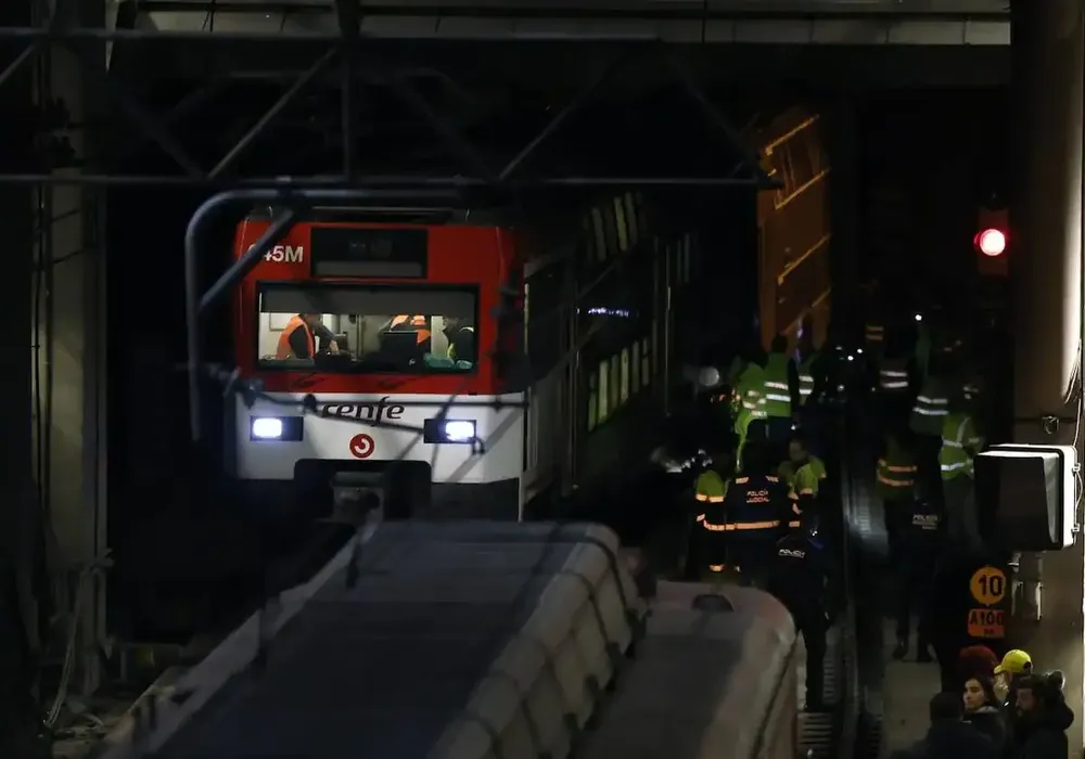 Operarios de Cercanías durante uno de los descarrilamientos