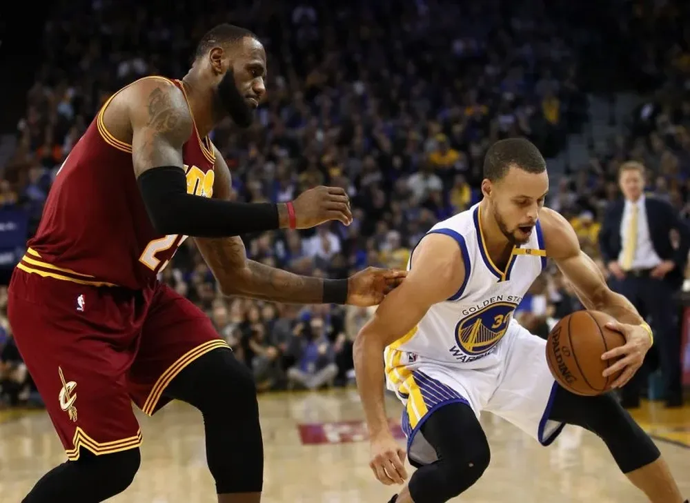 LeBron no pudo con Curry y sus compañeros
