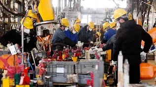 Los empleados trabajan en una línea de ensamblaje de una fábrica de Wuling Motors en Qingdao.