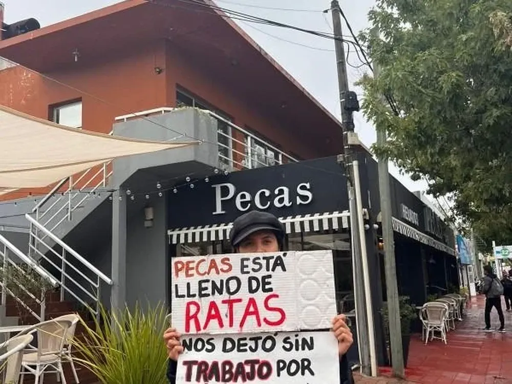 Foto de extrabajador de heladería pecas
