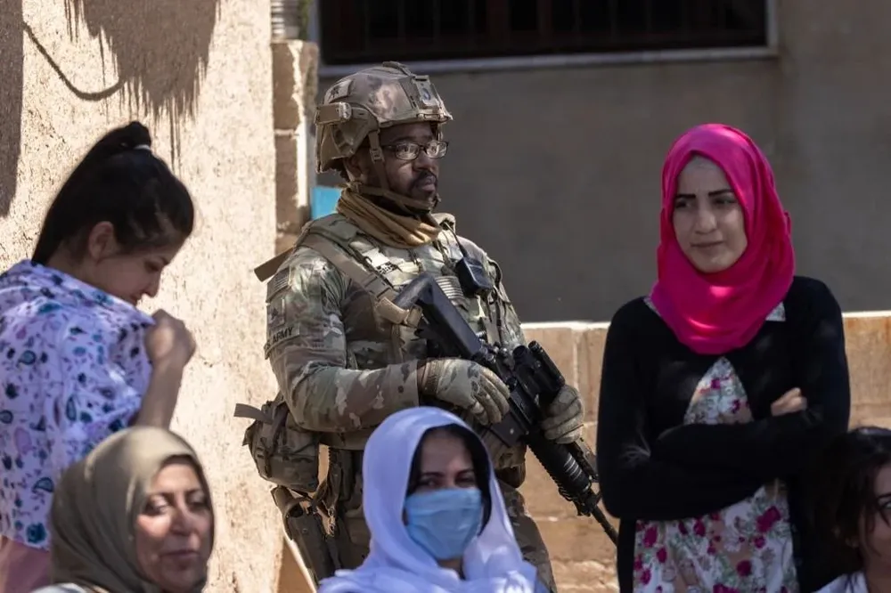 Un soldado estadounidense junto a ciudadanos del norte de Siria