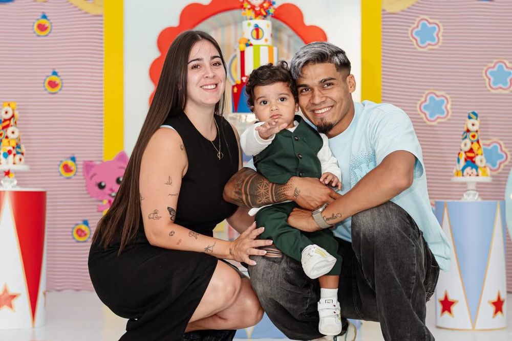 Matías Arezo con su flamante esposa, Camila, y su hijo Theo, al que le celebraron su primer año