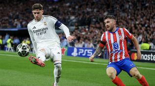 Federico Valverde de Real Madrid ante Javi Galán de Atlético de Madrid por la Champions League