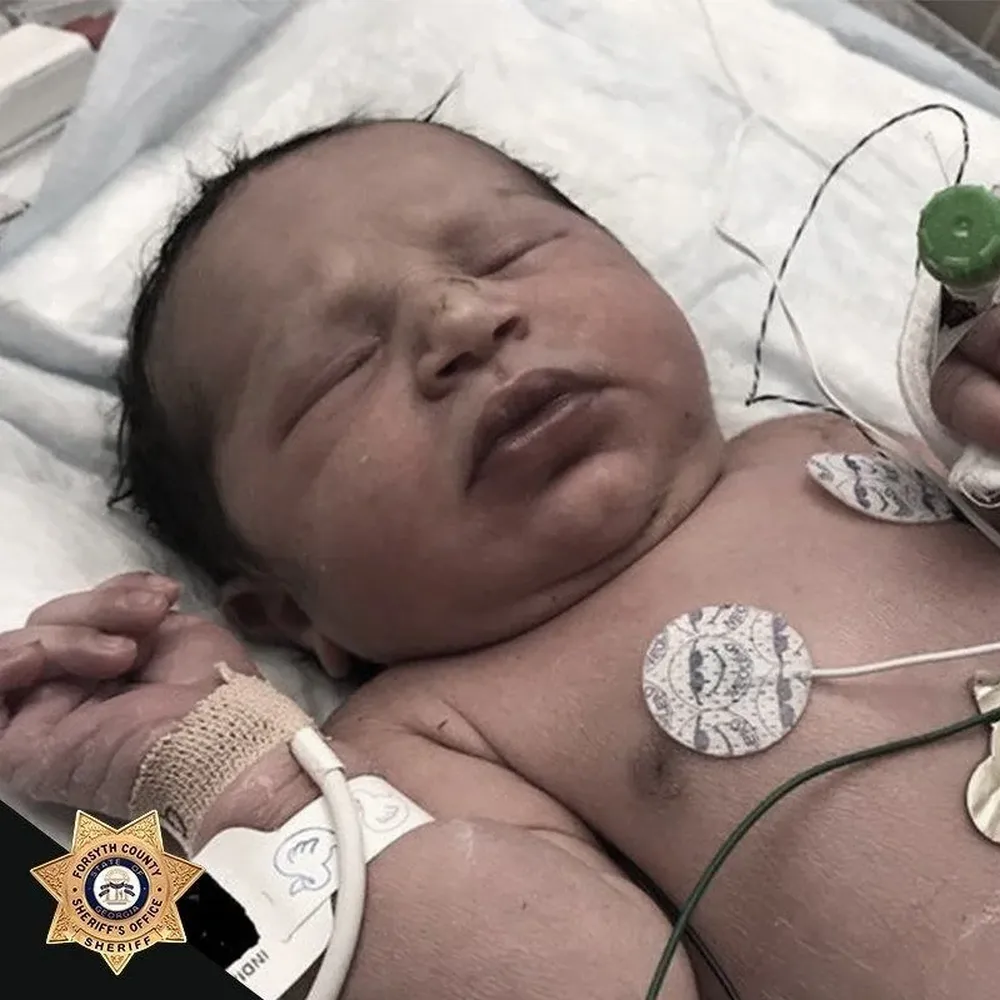 De acuerdo a la policía, Baby India se encuentra estable y con buen estado de salud en el hospital.