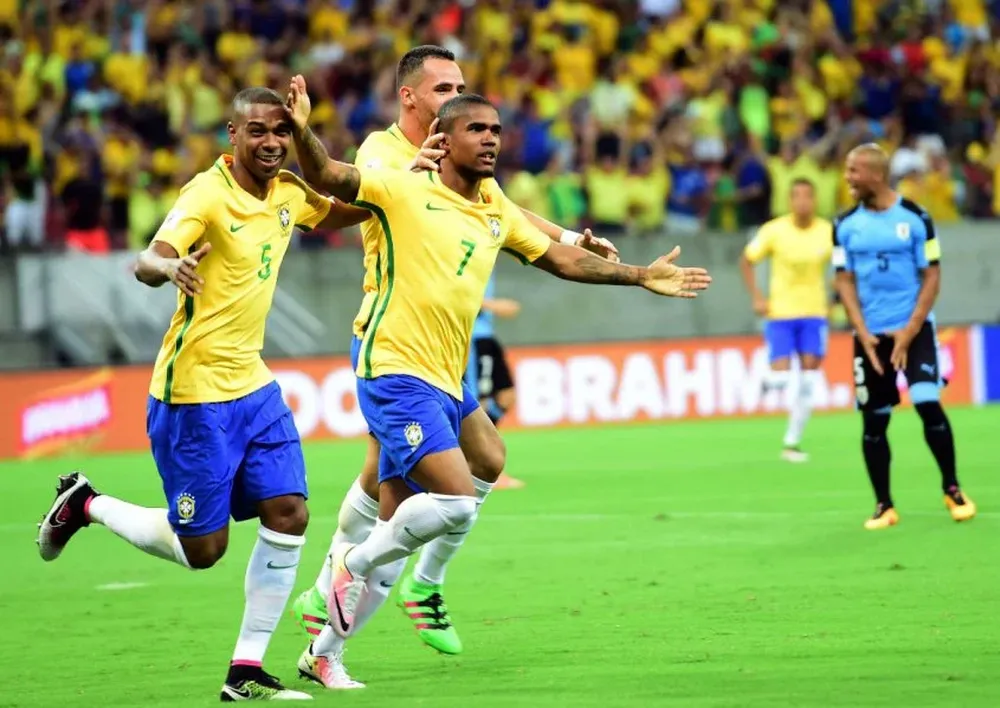 Douglas Costa en el último Brasil-Uruguay en Brasil
