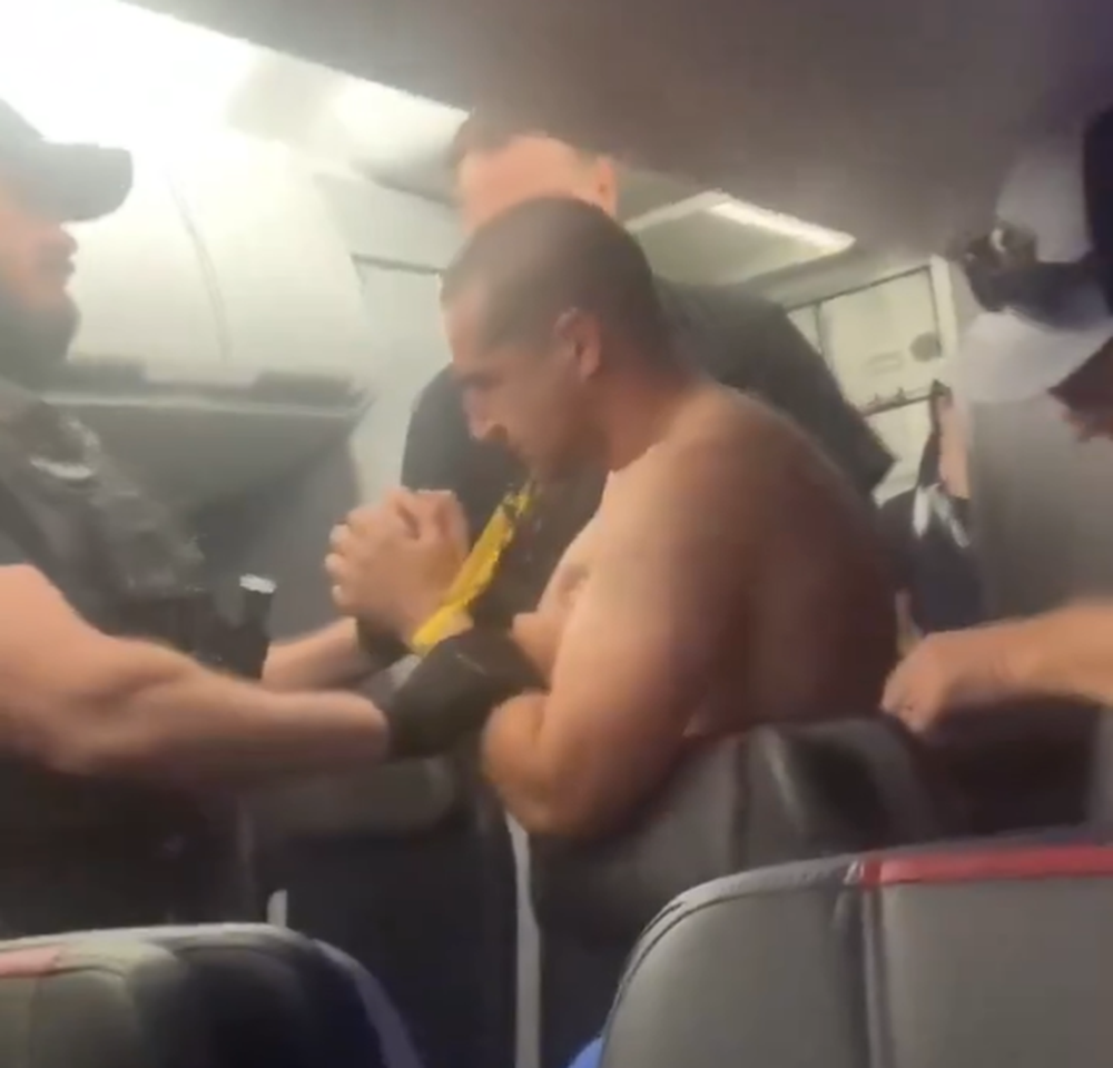Captura del video del hombre drogado en el vuelo de American Airlines