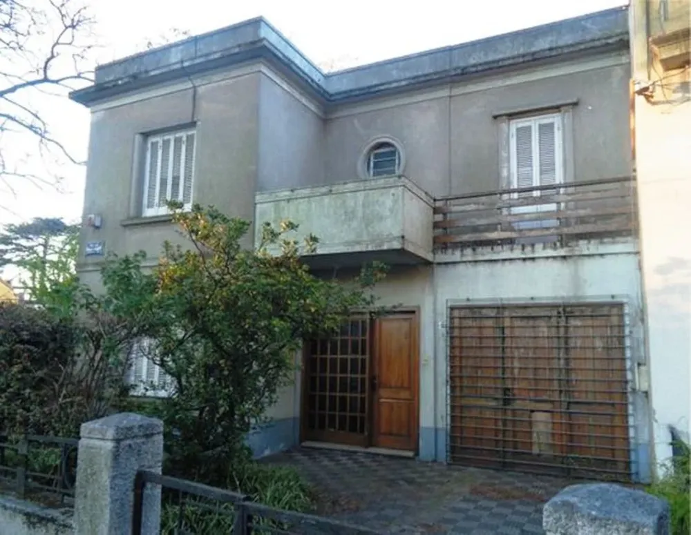 Frente de la propiedad a subastarse en el barrio Prado