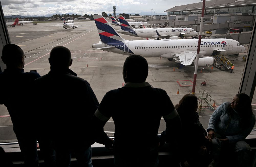 Pasajeros varados en Bogotá tras la suspensión de vuelos