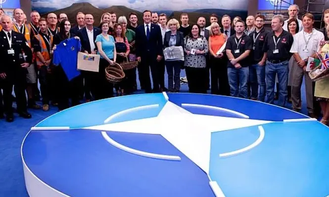 David Cameron antes de la cumbre en la OTAN