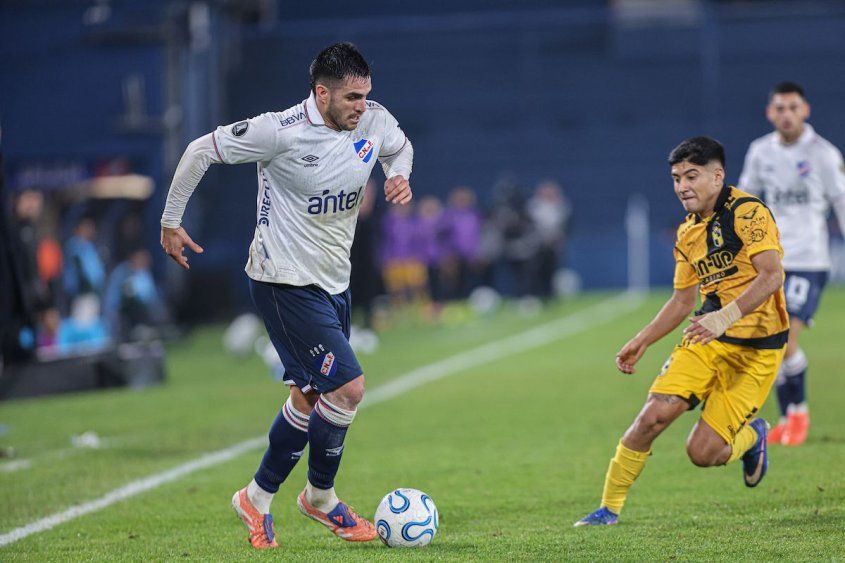 Maximiliano Gómez en el partido entre Nacional y Coquimbo