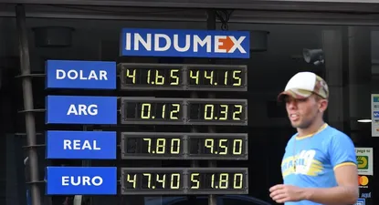 Pizarra de casa de cambio en Montevideo. (foto archivo)