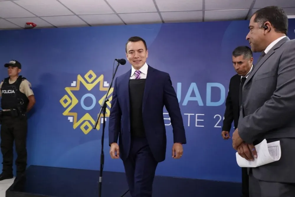 El candidato Daniel Noboa con chaleco antibalas ingresa al set para el debate electoral.