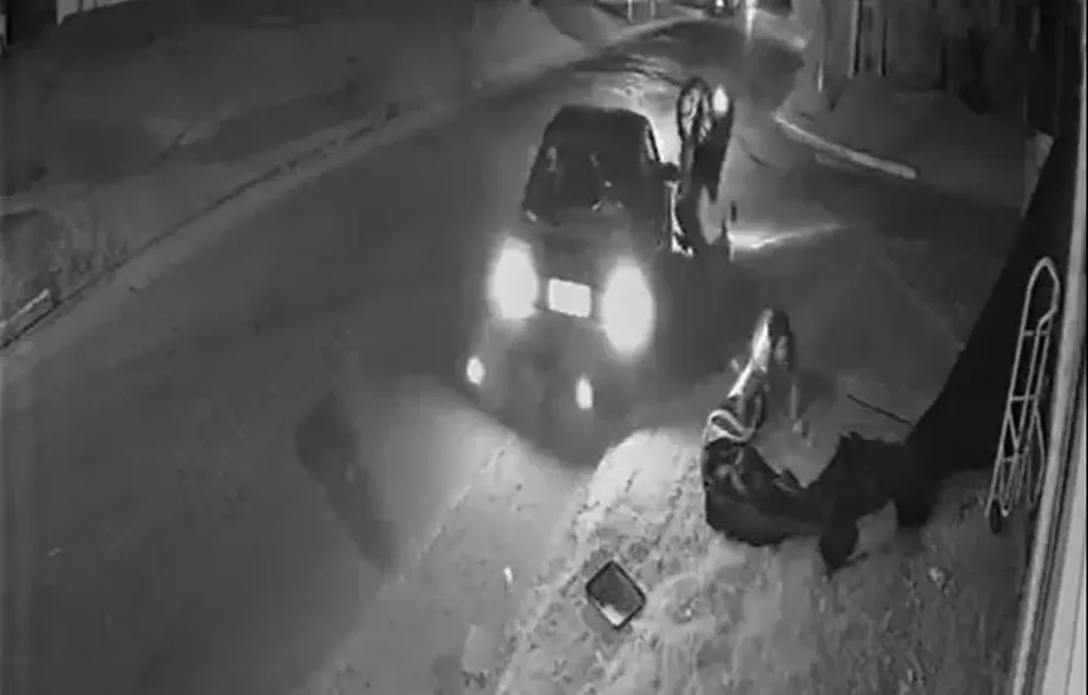 Momento en el que el auto embiste a la moto y deja a la mujer tirada en el suelo