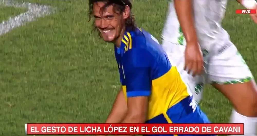 Edinson Cavani no puede creer el gol que falló