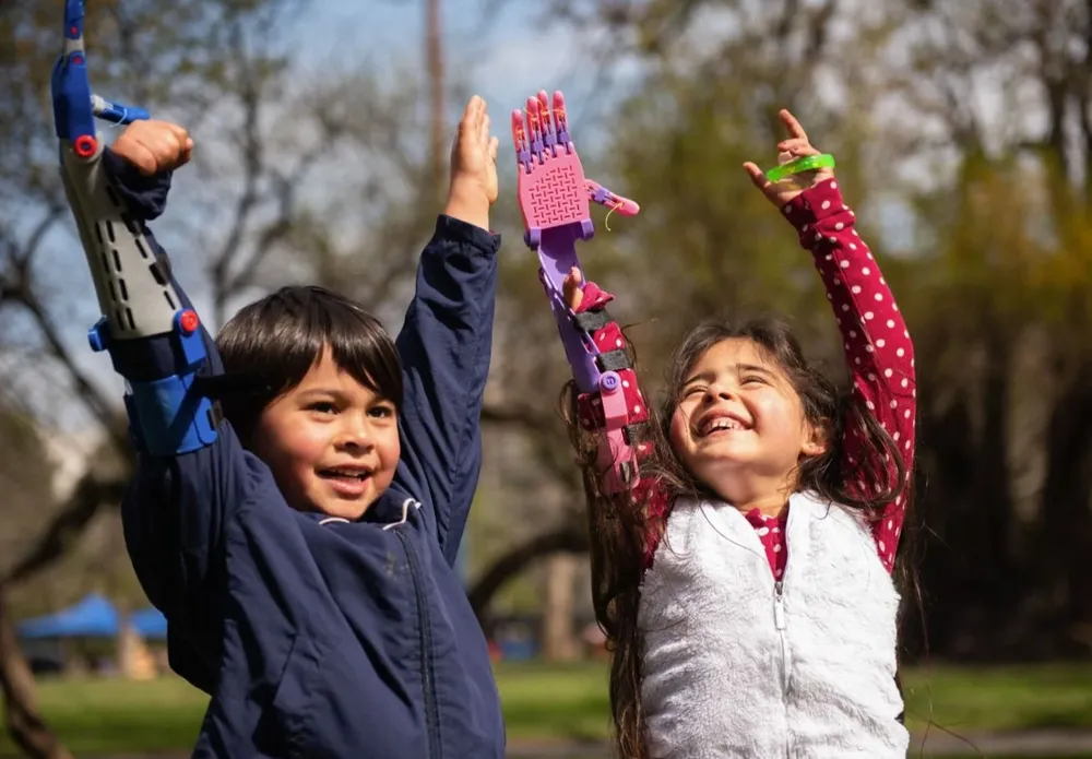 La alegría de los niños por sus manos de héroes.