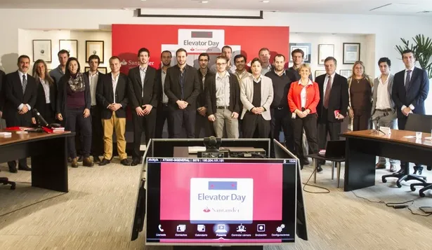 Emprendedores de las pre incubadoras universitarias junto a autoridades del banco