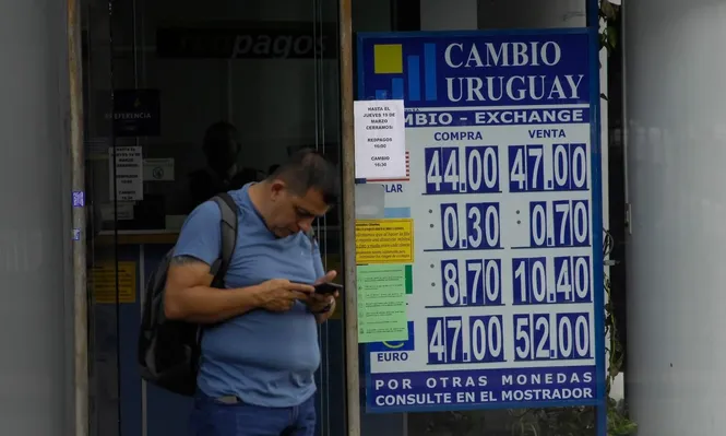 Una pizarra con el valor del dólar, en marzo de 2020.