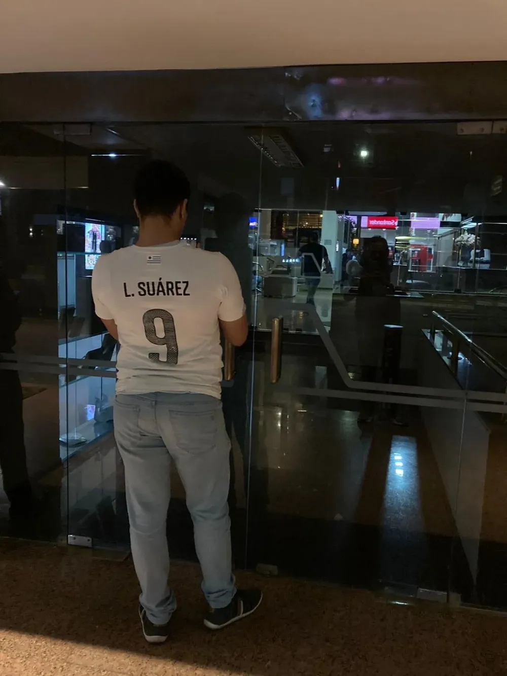 Un hincha brasileño con la 9 de Uruguay de Suárez