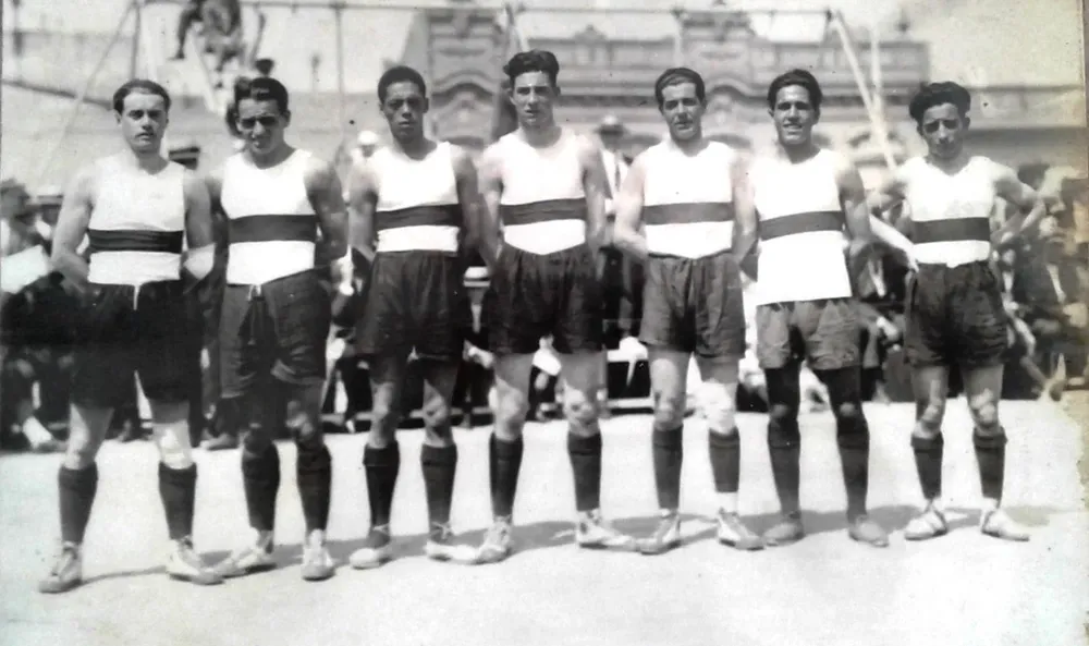 El primer campeón. El equipo que ganó el Nacional de 1923: Hugo Ferrando, Andrés Mazali, Irineo Cortés, Ulises Uslenghi, León Acuña, César y Diego Spósito. Foto publicada en el libro Centenario del Club Atlético Olimpia que pertenece al archivo de la Secretaría Nacional de Deporte