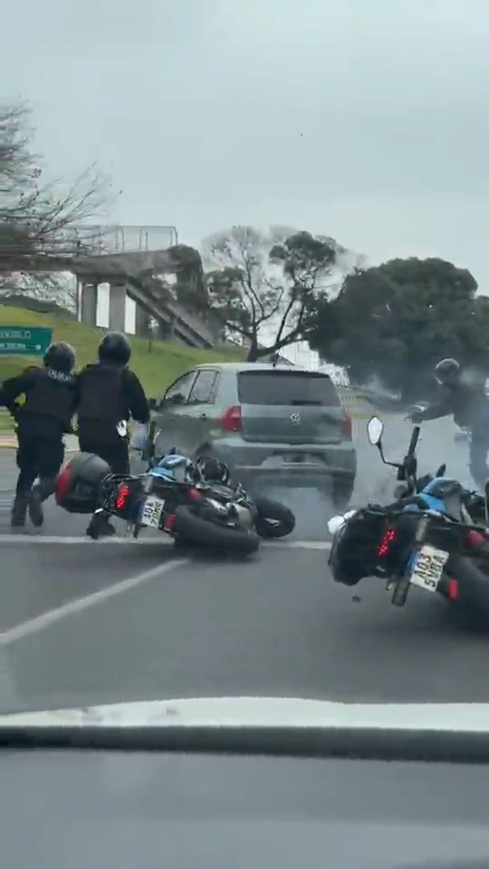 Policías intentaron sin éxito detener el vehículo