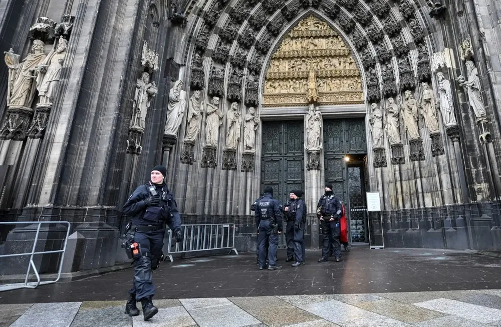 Luego de la misa de sábado por la noche, la policía registró la catedral en el marco de un alerta europeo por posibles ataques terroristas.