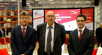 Gerente general de Ta-Ta, Yuhber Silva; intendente de Canelones, Marcos Carámbula, y gerente de marketing de Ta-Ta, Damián Lachaga