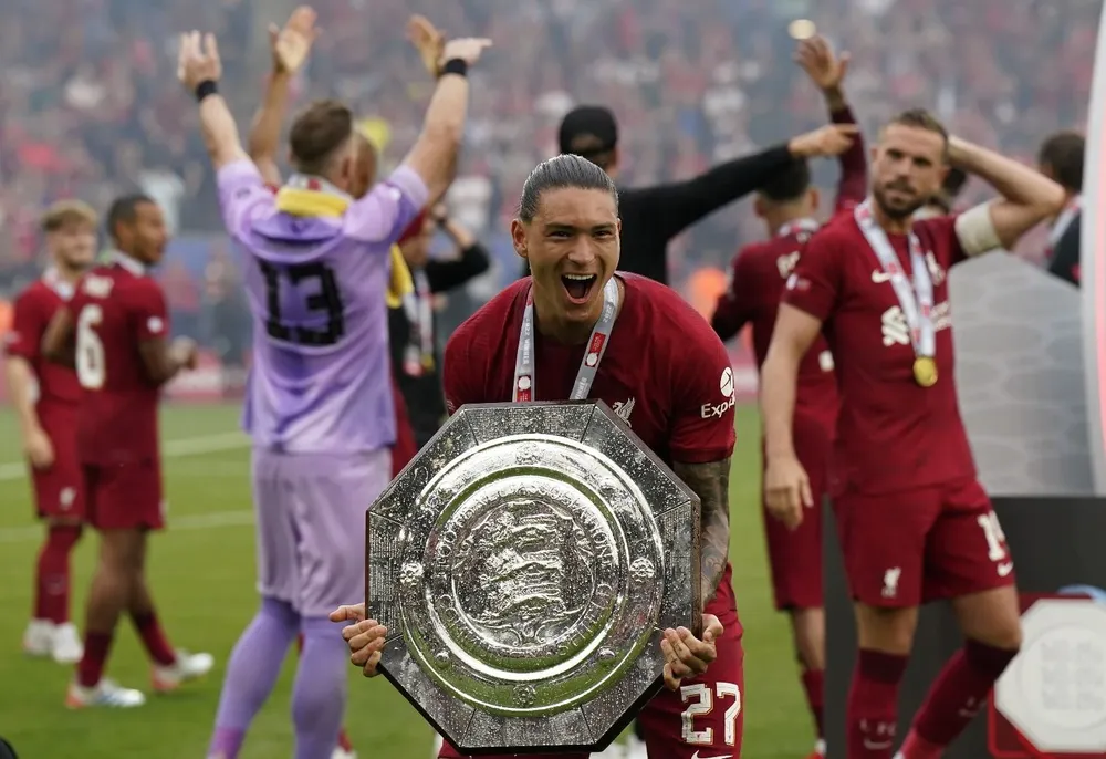 Darwin Núñez con la copa que ganó en su primer partido con Liverpool