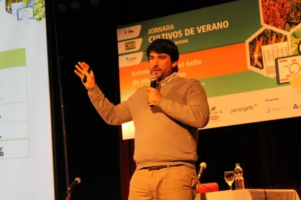 Andrés Contatore durante su exposición en Mercedes.