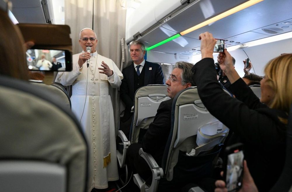 El papa habla con periodistas a bordo del avión.&nbsp;