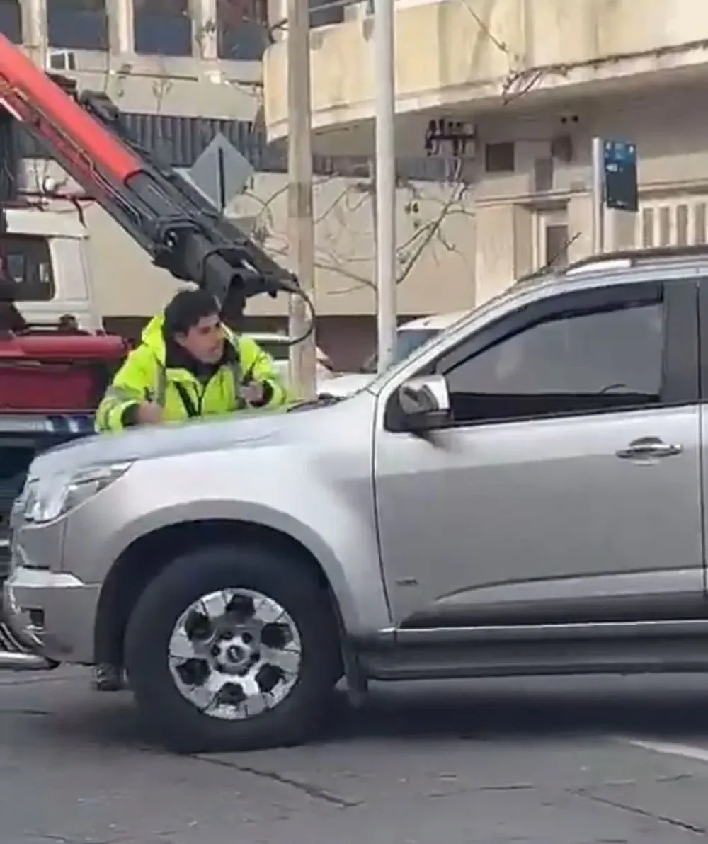El inspector agrediendo la camioneta