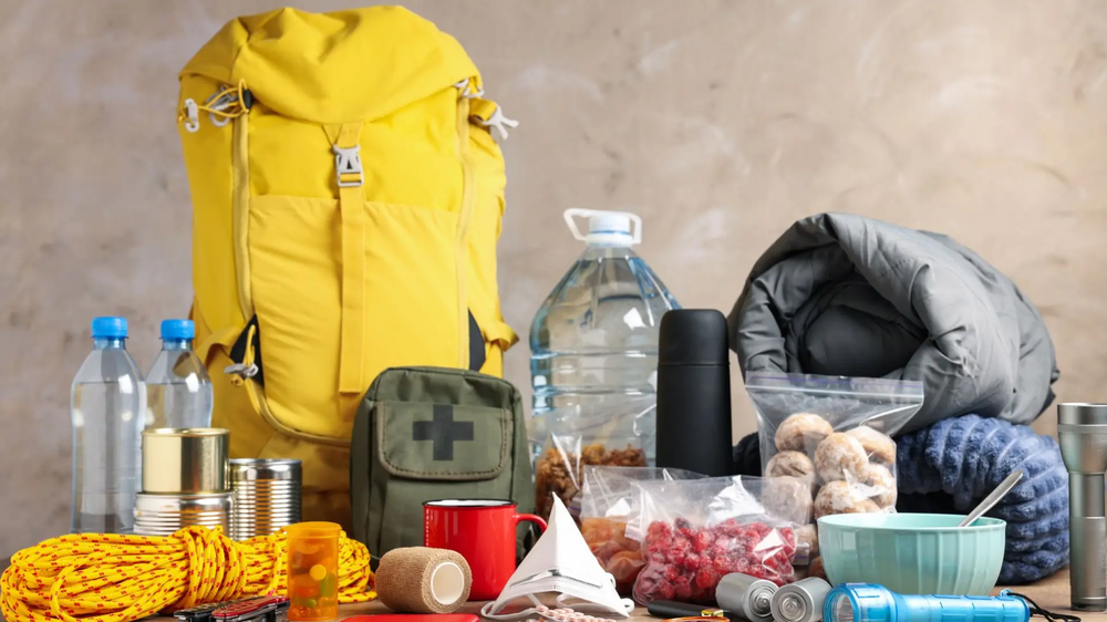 Kit de emergencia en Europa: más de la mitad de los españoles ya lo tiene o lo quiere tras el apagón histórico.