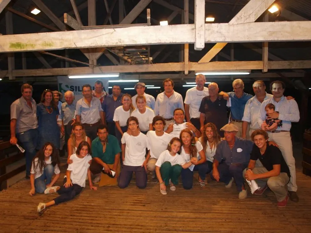 Integrantes de la cabaña y del escritorio Silveira con clientes y amigos