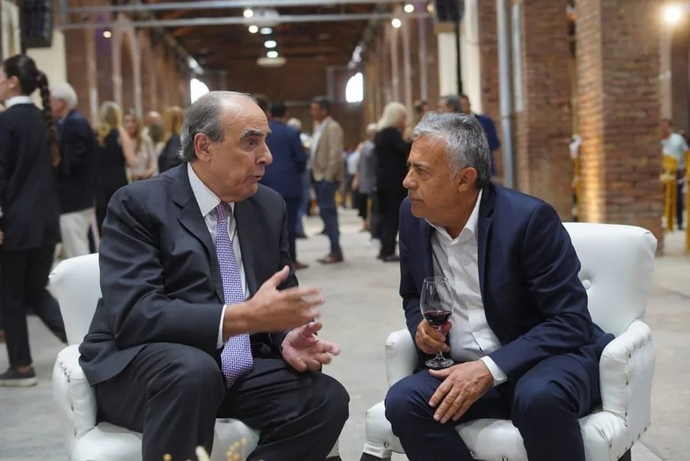 Guillermo Francos y Alfredo Cornejo en la celebración de la Vendimia, en Mendoza