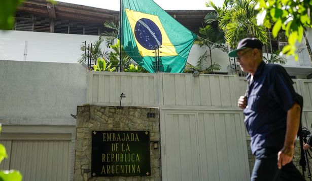 La oposición venezolana denuncia el corte de agua a asilados en la Embajada argentina en Caracas