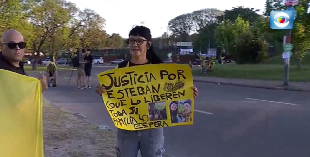 Algunos de los carteles de los familiares de los hinchas detenidos