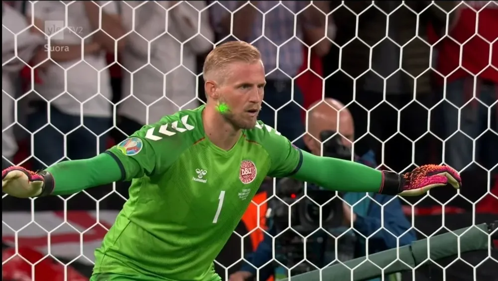 El puntero láser sobre el arquero Kasper Schmeichel en el partido entre Inglaterra y Dinamarca