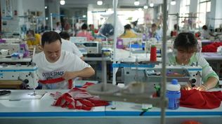 A los trabajadores se les paga por pieza. Por una camiseta básica pueden llegar a ganar menos de US$1.