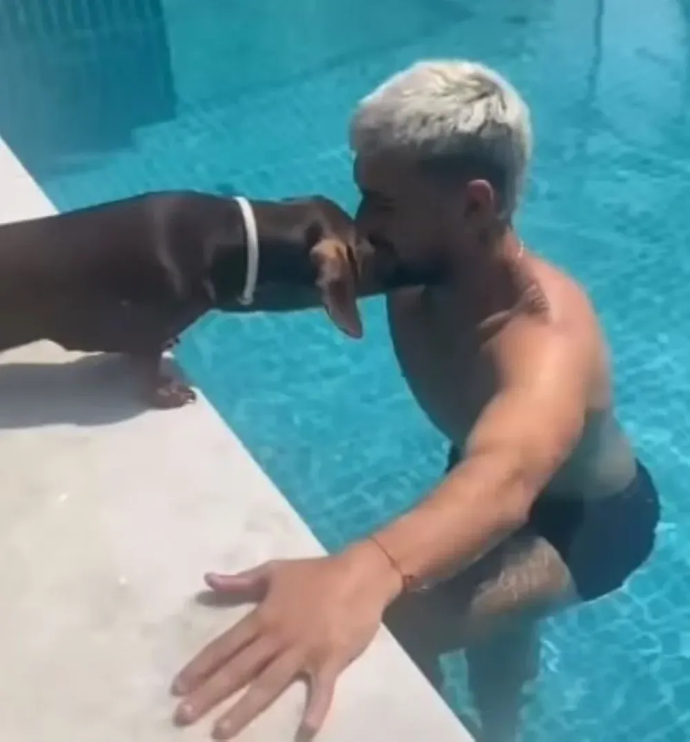 Giorgian De Arrascaeta se prepara de forma especial en la piscina debido a una pequeña dolencia