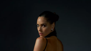 Hija de Ricardo Arjona y criada en Miami, quién es la latina que brilla en la película más vista de Netflix