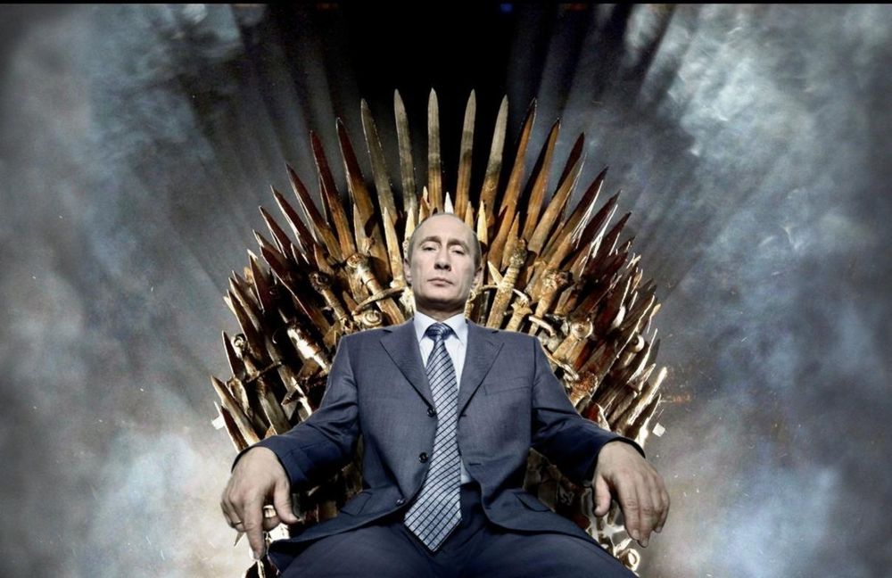 Putin emerge hasta ahora como el jugador con las mejores cartas en la compleja coyuntura geopolítica y económica de este momento. Sin dejar de ser el viilano de siempre, hoy su petróleo vuelve a darle poder.&nbsp;