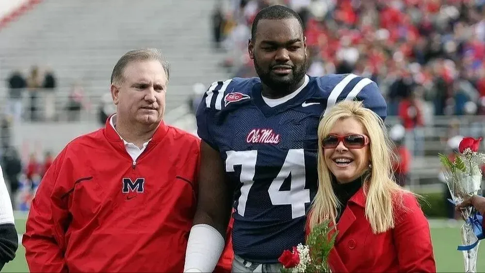 Michael Oher junto a sus padres de acogida