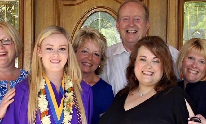 Meg Caldwell (segunda de izquierda a derecha) murió debido a su adicción al óxido nitroso.